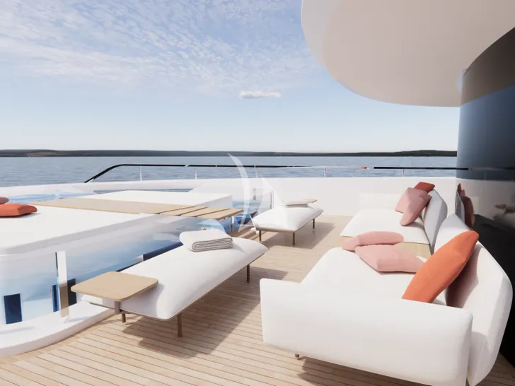LULUS Mangusta Oceano 44 - foredeck lounge and pool with a sunbathing area in the center LULUS Mangusta Oceano 44 - foredeck lounge and pool with a sunbathing area in the center