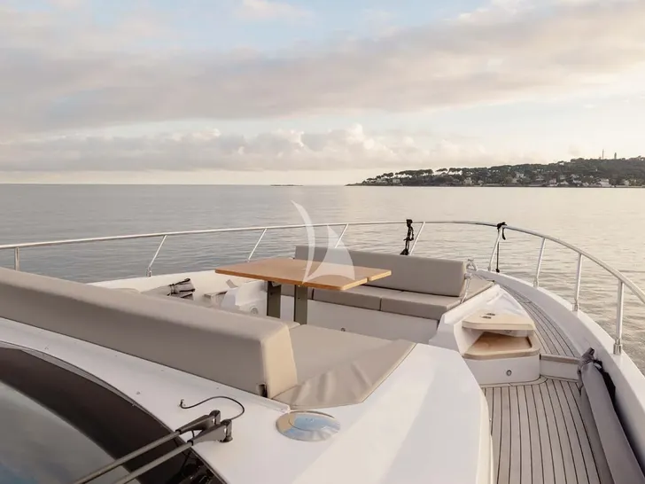LUMALOU Ferretti 670 - foredeck lounge LUMALOU Ferretti 670 - foredeck lounge