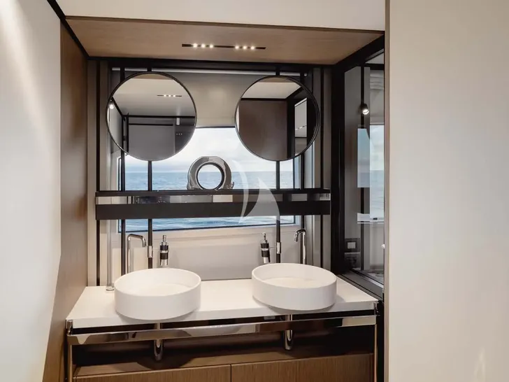 LUMALOU Ferretti 670 - master cabin bathroom LUMALOU Ferretti 670 - master cabin bathroom