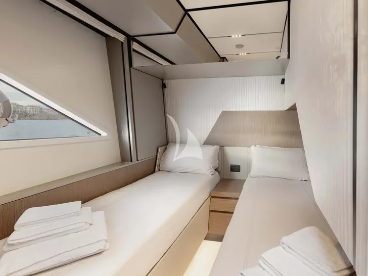 LUMALOU Ferretti 670 - twin cabin 1 LUMALOU Ferretti 670 - twin cabin 1