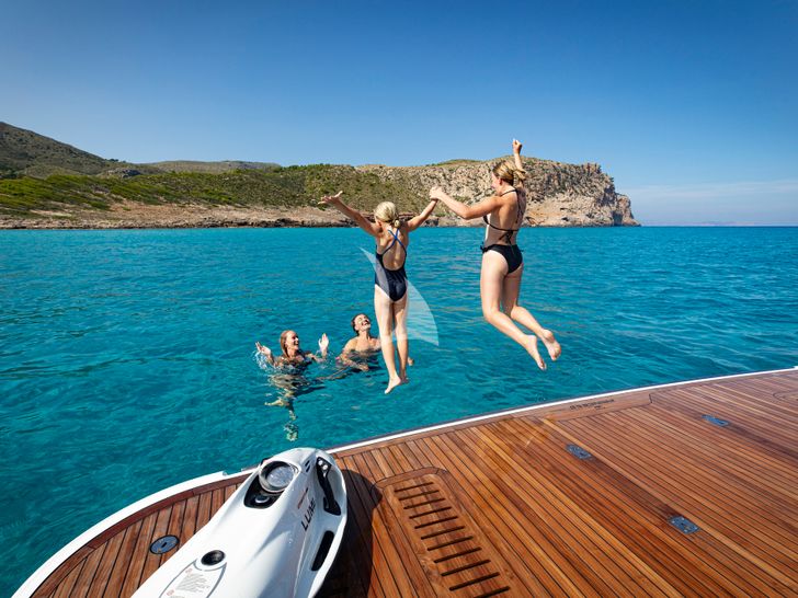 LUMI Princess Y80 - guests on the swimming platform LUMI Princess Y80 - guests on the swimming platform