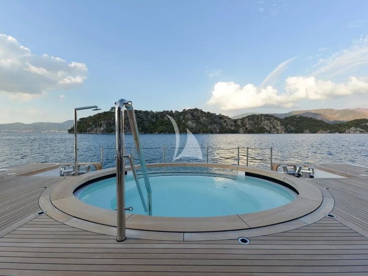 LUMIERE Benetti B.Now 50m Oasis - jacuzzi LUMIERE Benetti B.Now 50m Oasis - jacuzzi