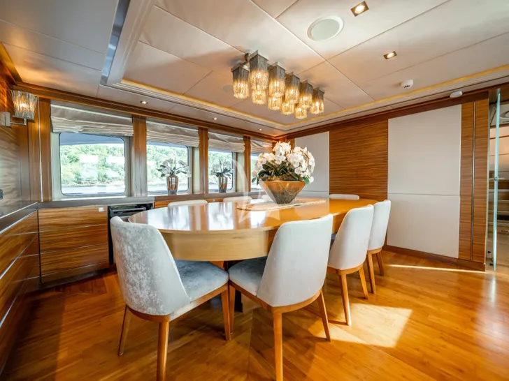 LUMIR Heesen 3700 - main dining area LUMIR Heesen 3700 - main dining area