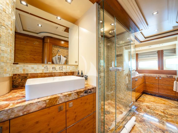 LUMIR Heesen 3700 - master cabin bathroom LUMIR Heesen 3700 - master cabin bathroom