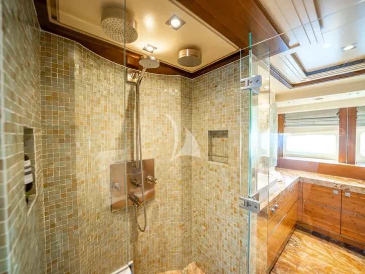 LUMIR Heesen 3700 - master cabin shower LUMIR Heesen 3700 - master cabin shower