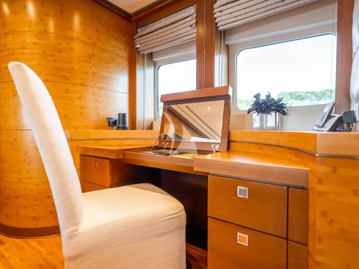 LUMIR Heesen 3700 - master cabin vanity area LUMIR Heesen 3700 - master cabin vanity area