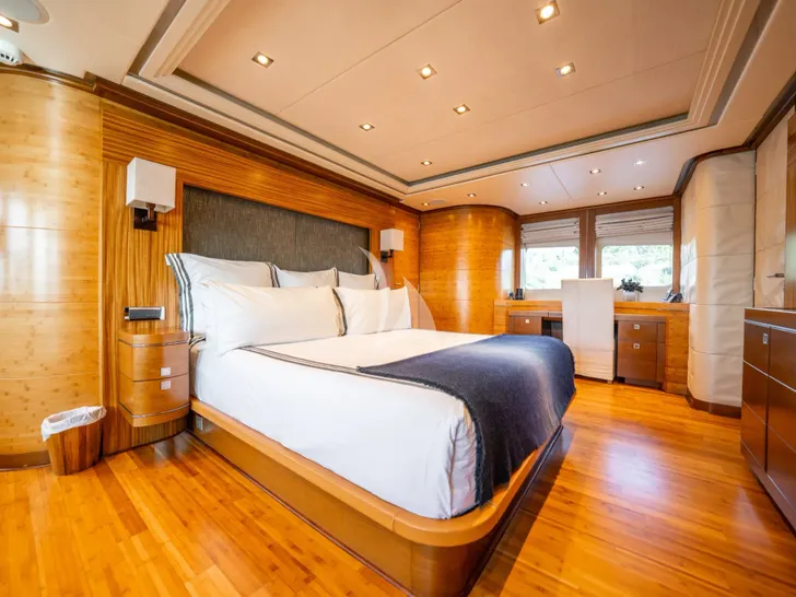 LUMIR Heesen 3700 - master cabin LUMIR Heesen 3700 - master cabin