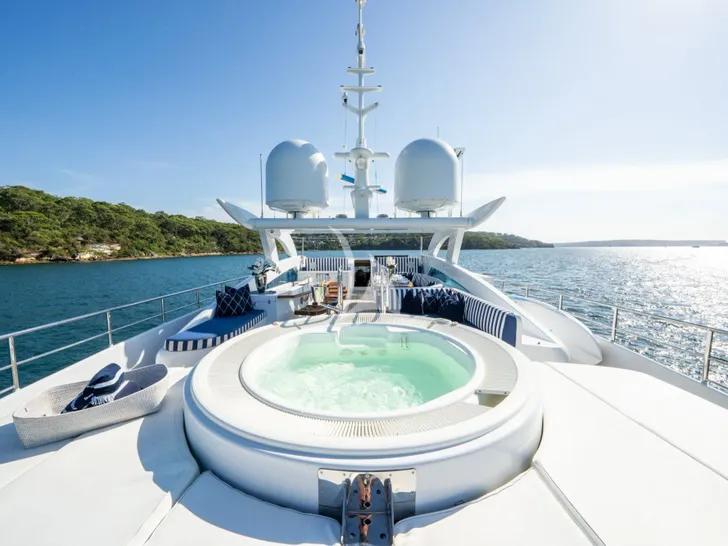 LUMIR Heesen 3700 - sundeck jacuzzi LUMIR Heesen 3700 - sundeck jacuzzi