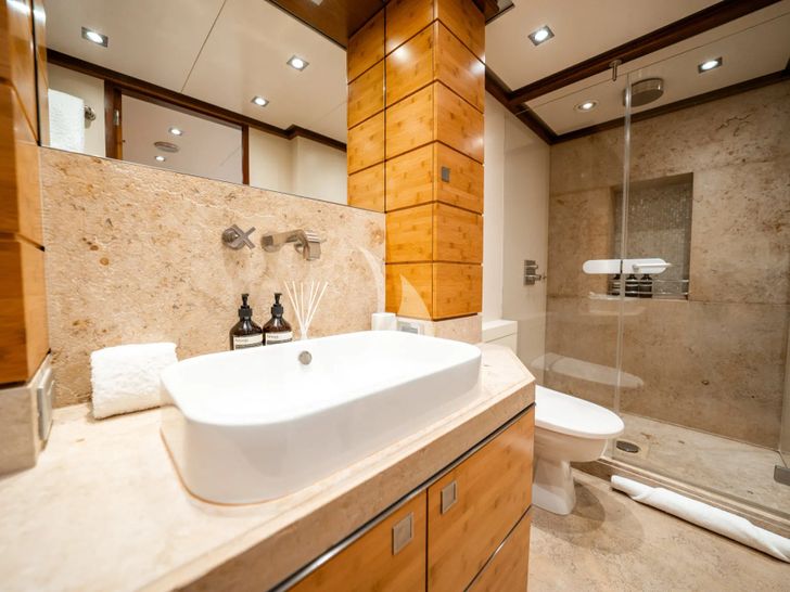 LUMIR Heesen 3700 - twin cabin bathroom LUMIR Heesen 3700 - twin cabin bathroom
