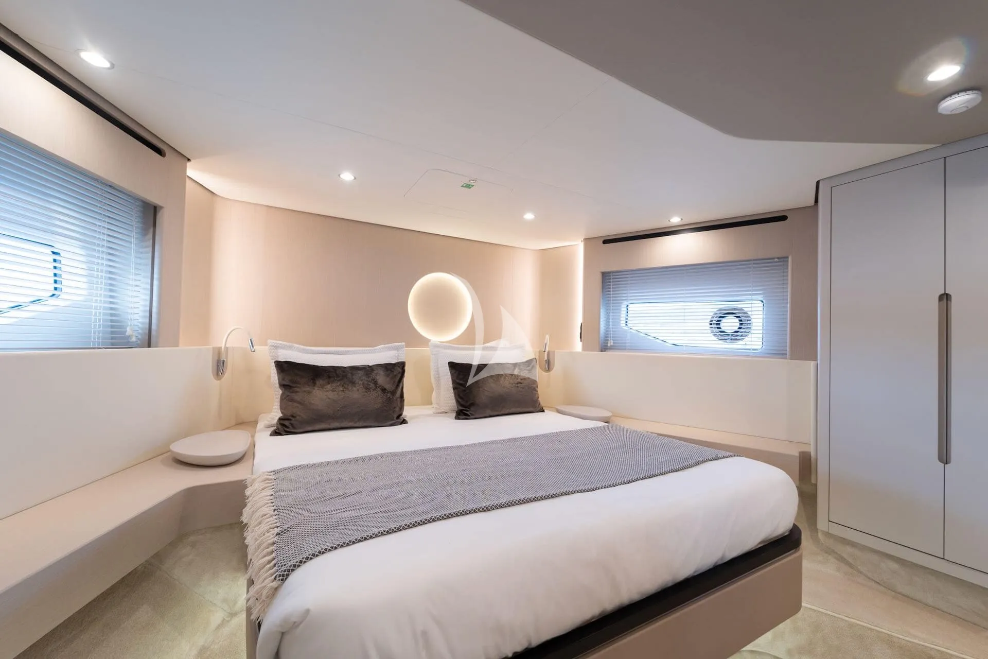 LUX Azimut Fly 68 - VIP cabin