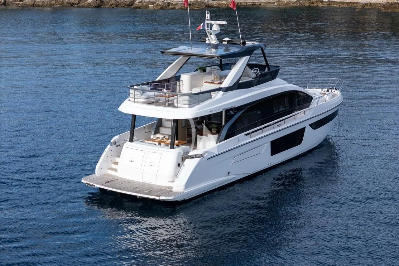 LUX Azimut Fly 68 - anchored aft shot