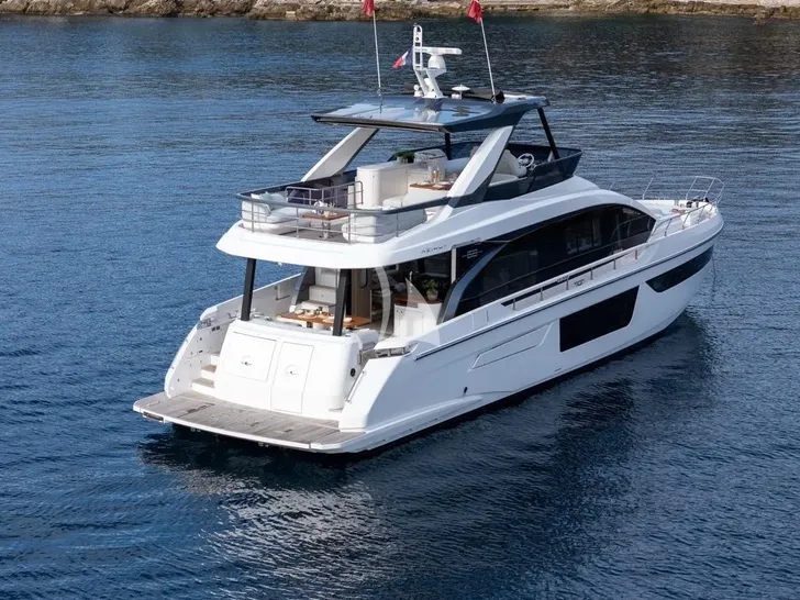 LUX Azimut Fly 68 - anchored aft shot LUX Azimut Fly 68 - anchored aft shot