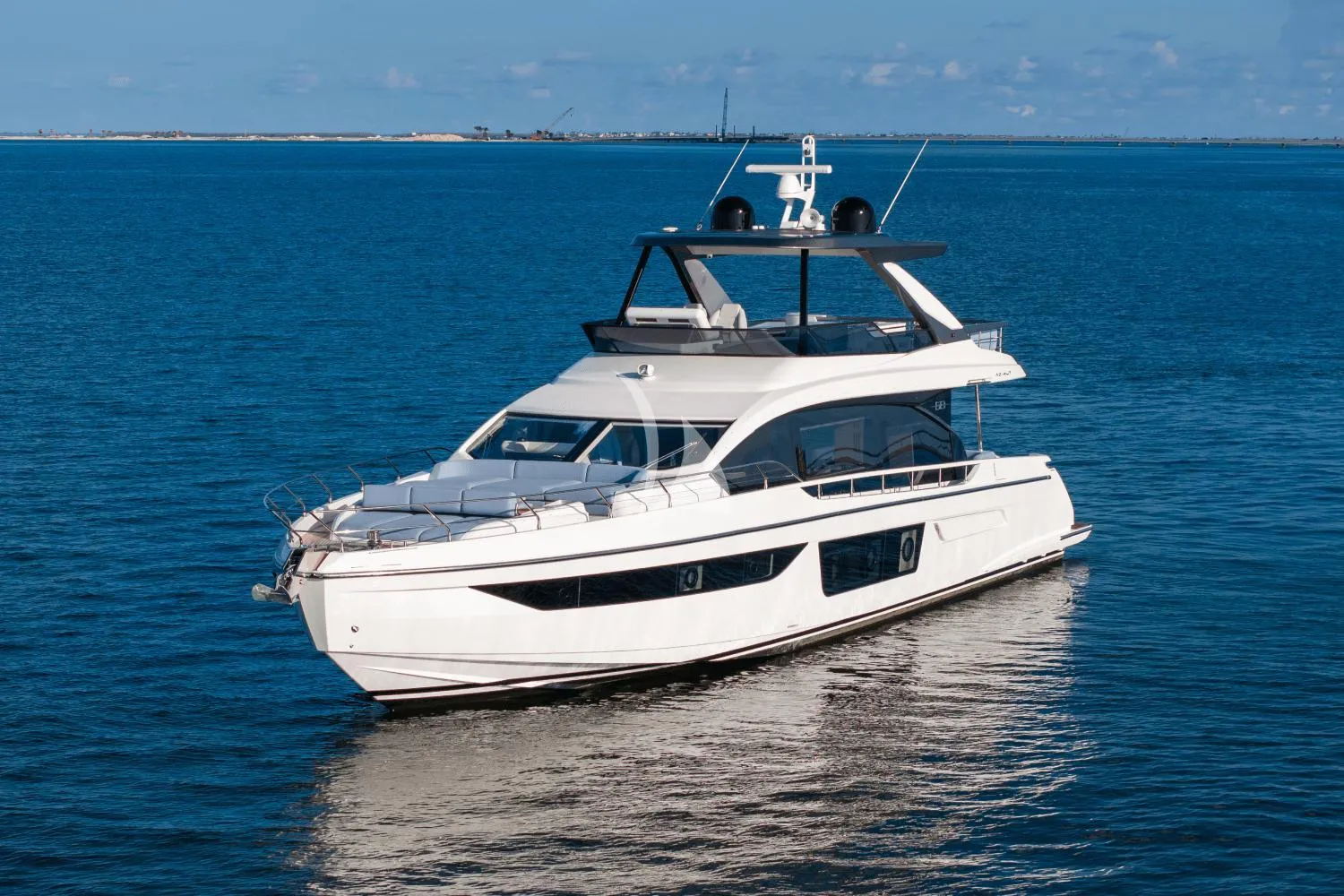 LUX Azimut Fly 68 - anchored