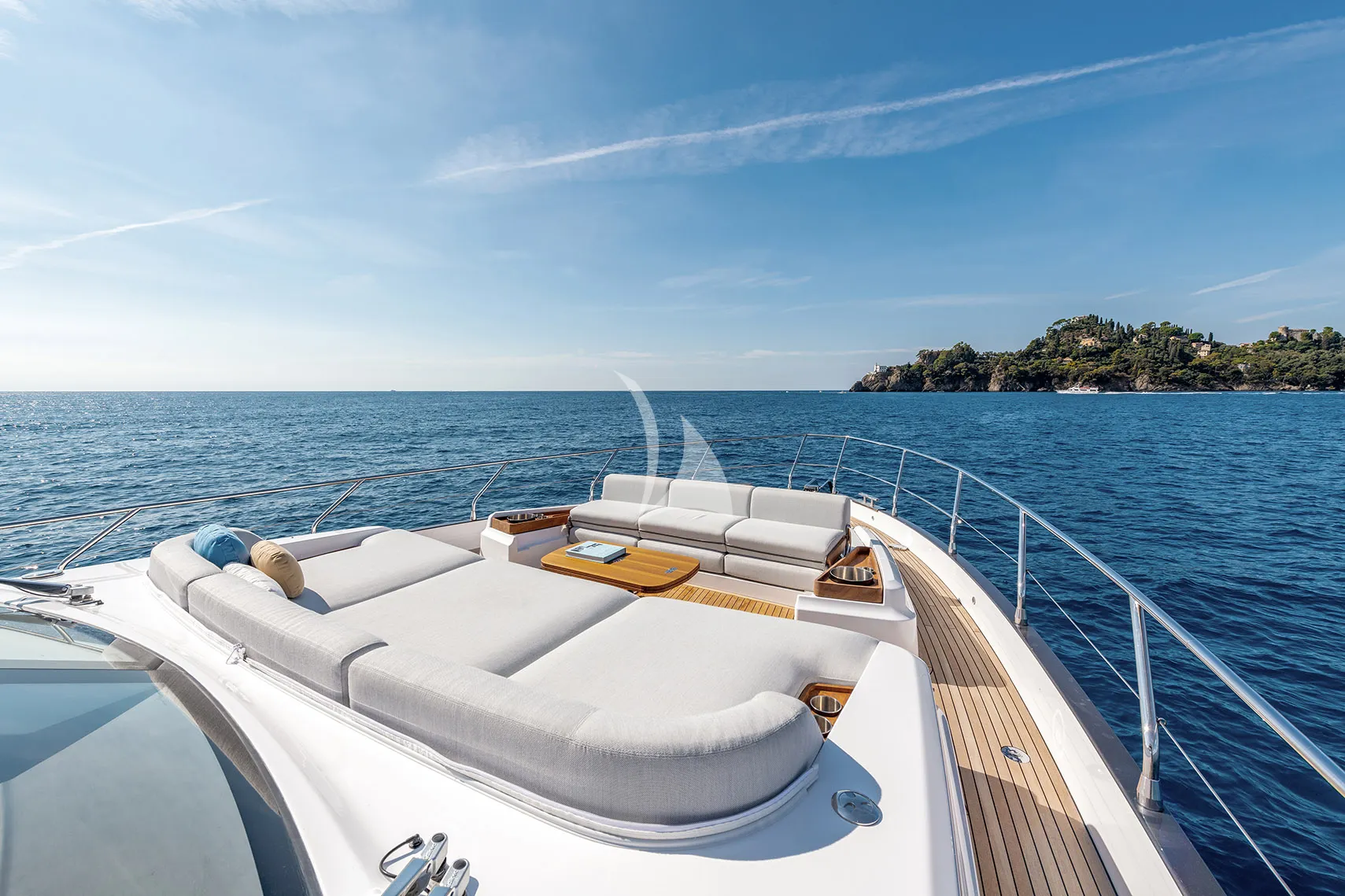LUX Azimut Fly 68 - foredeck lounge