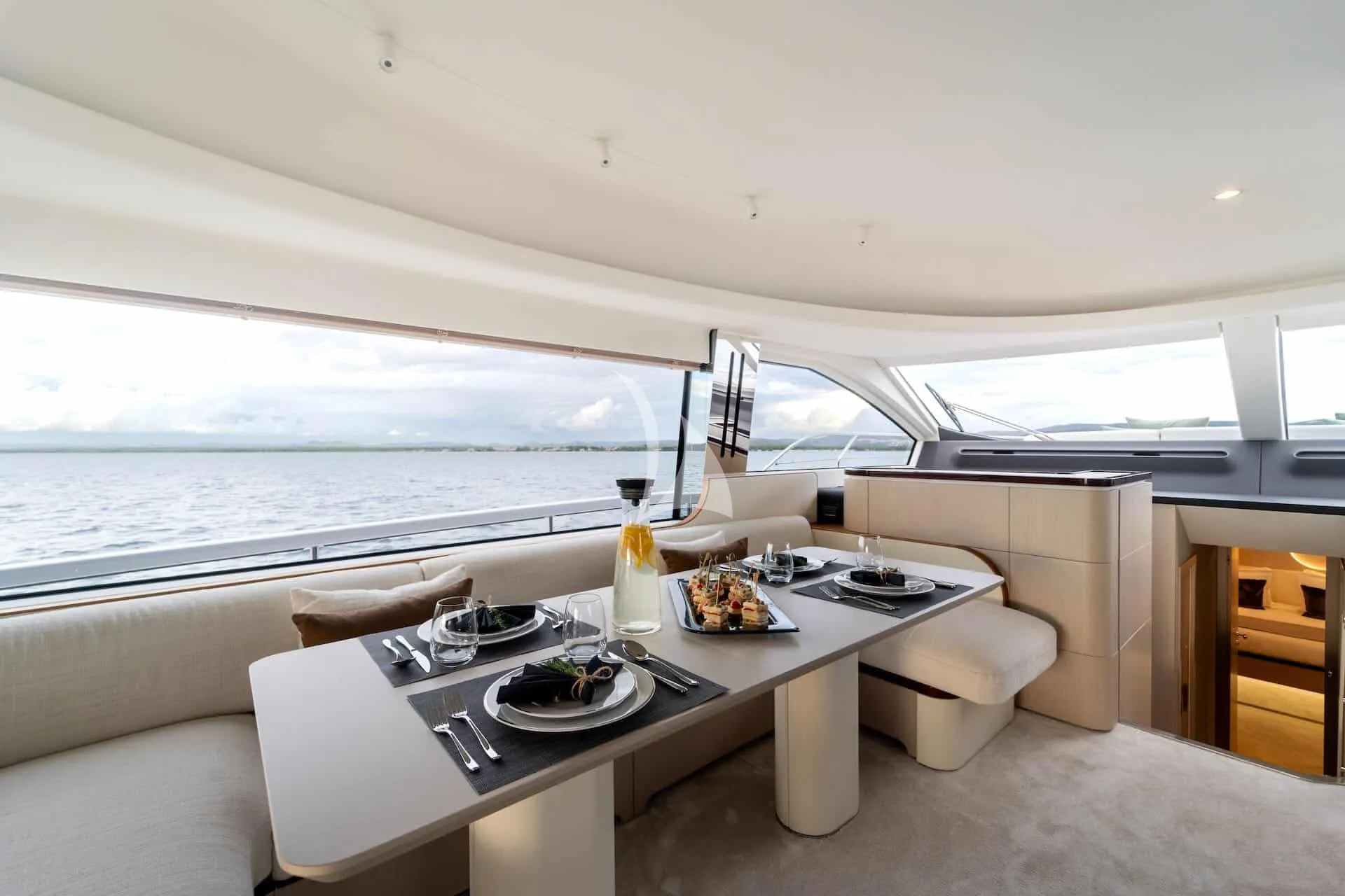 LUX Azimut Fly 68 - main dining area