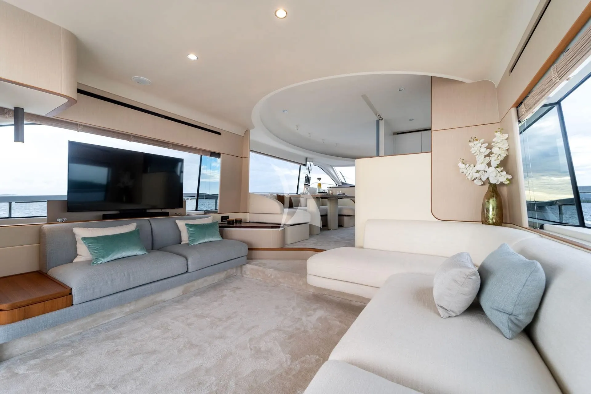 LUX Azimut Fly 68 - main saloon lounge