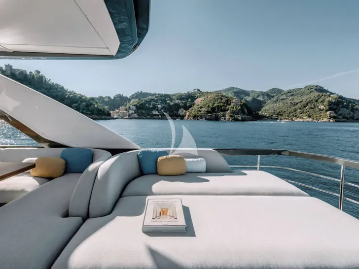 LUX Azimut Fly 68 - sundeck sunbathing area LUX Azimut Fly 68 - sundeck sunbathing area