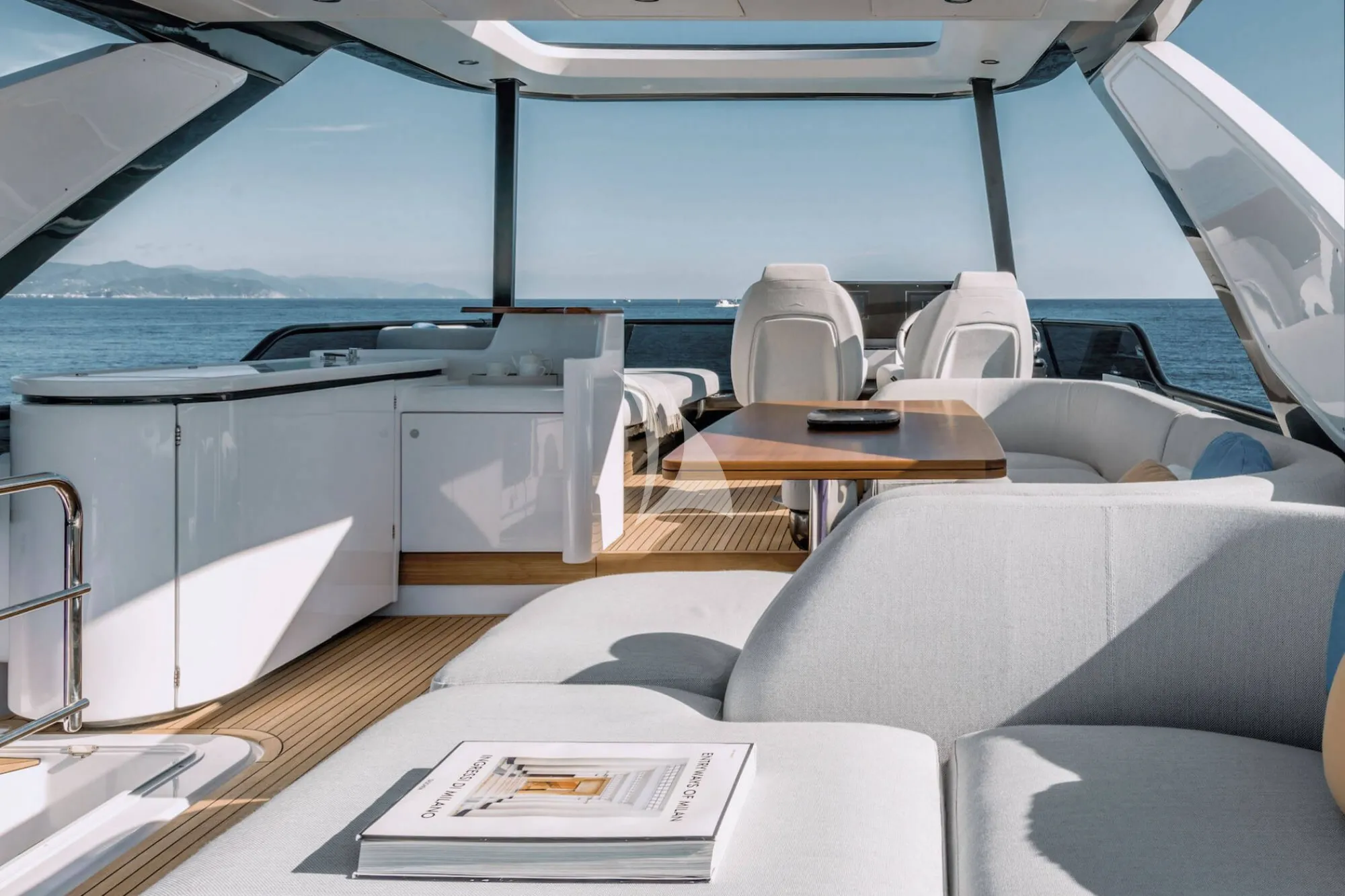 LUX Azimut Fly 68 - sundeck