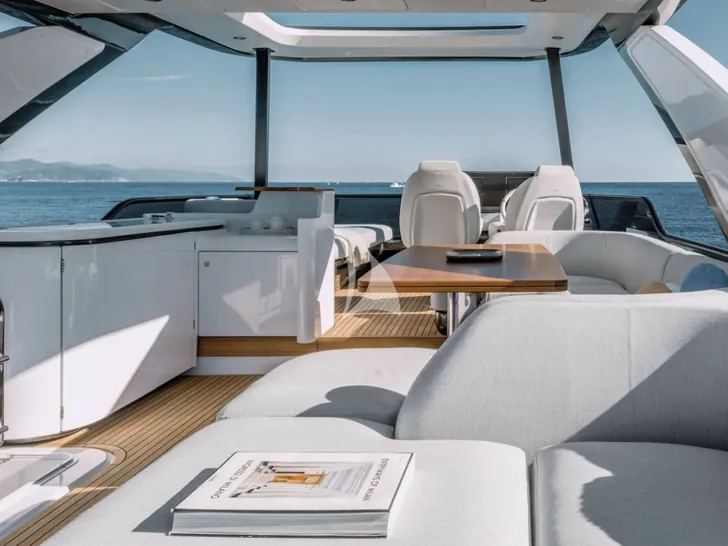 LUX Azimut Fly 68 - sundeck LUX Azimut Fly 68 - sundeck