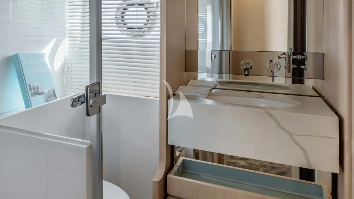 LUX Azimut Fly 68 - twin cabin bathroom