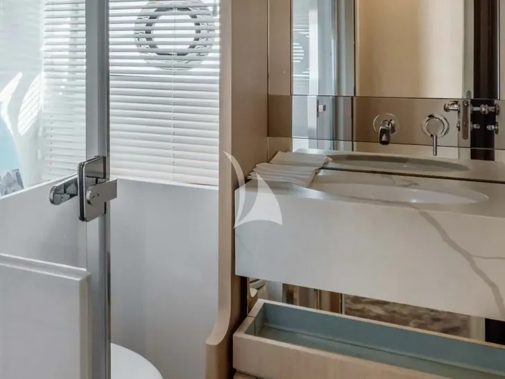 LUX Azimut Fly 68 - twin cabin bathroom LUX Azimut Fly 68 - twin cabin bathroom