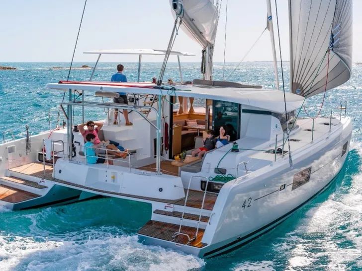 Lagoon 42 - sailing stern view Lagoon 42 - sailing stern view