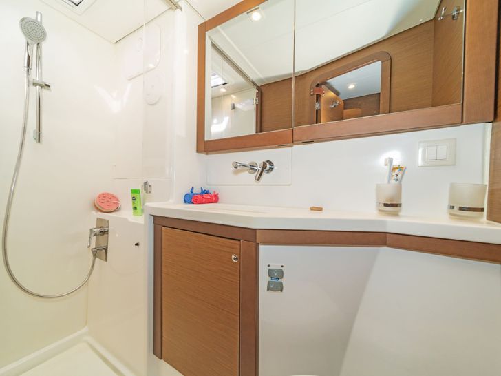 Lagoon 450 - Bathroom Lagoon 450 - Bathroom