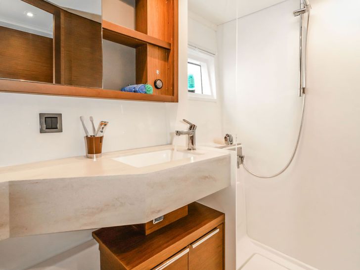Lagoon 46 - Shower Lagoon 46 - Shower