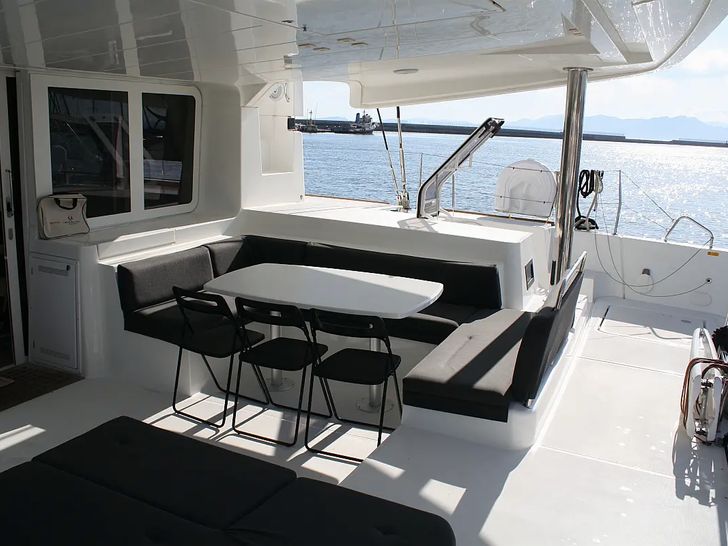 Lagoon 52F - aft deck dining area Lagoon 52F - aft deck dining area