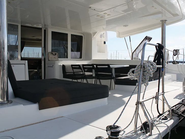 Lagoon 52F - aft deck seating and dining Lagoon 52F - aft deck seating and dining