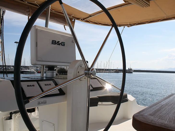 Lagoon 52F - flybridge helm Lagoon 52F - flybridge helm