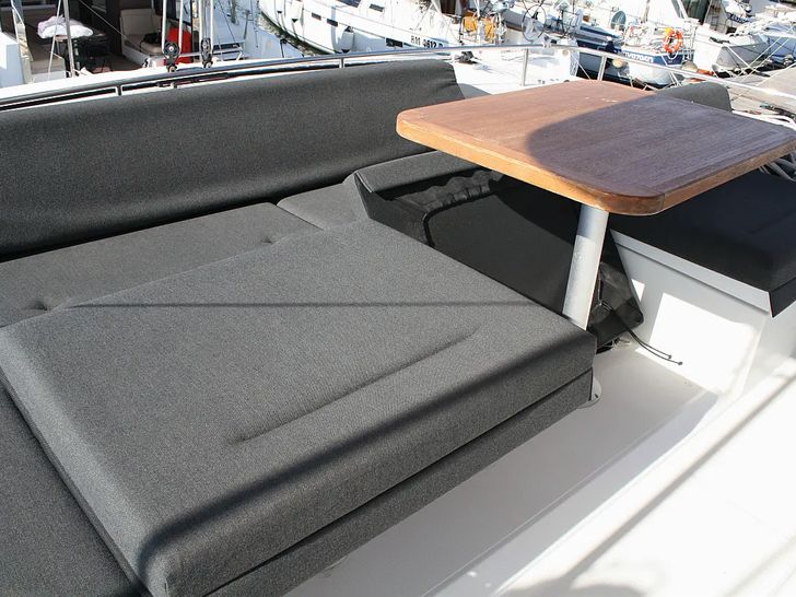 Lagoon 52F - flybridge seating Lagoon 52F - flybridge seating