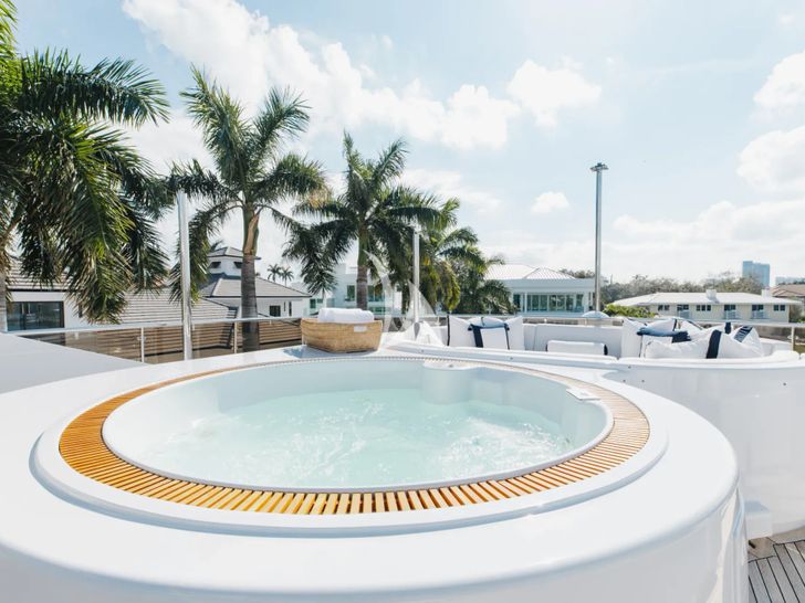 M3 Intermarine Savannah 147 - sundeck jacuzzi M3 Intermarine Savannah 147 - sundeck jacuzzi