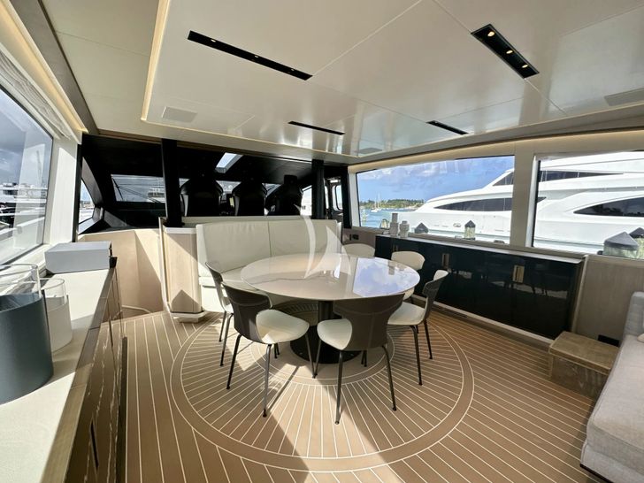 M7 Canados Gladiator 961 - dining area M7 Canados Gladiator 961 - dining area