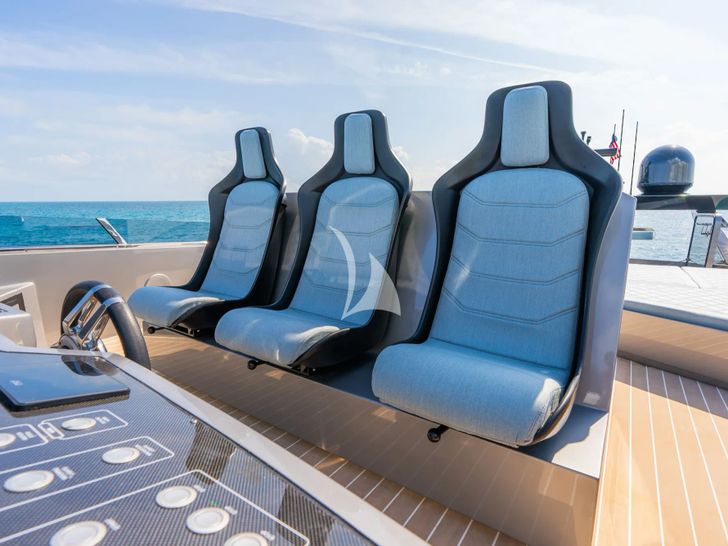 M7 Canados Gladiator 961 - flybridge helm M7 Canados Gladiator 961 - flybridge helm