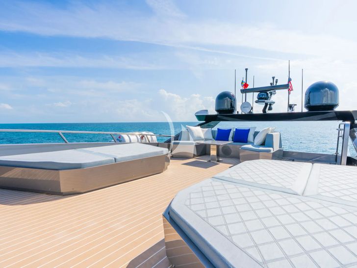 M7 Canados Gladiator 961 - flybridge seating and sun beds M7 Canados Gladiator 961 - flybridge seating and sun beds