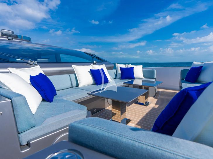 M7 Canados Gladiator 961 - foredeck lounge M7 Canados Gladiator 961 - foredeck lounge