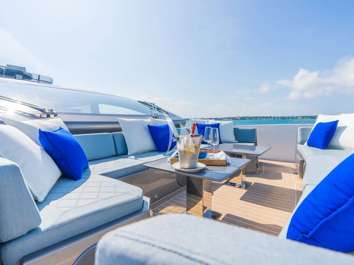 M7 Canados Gladiator 961 - foredeck wine party M7 Canados Gladiator 961 - foredeck wine party