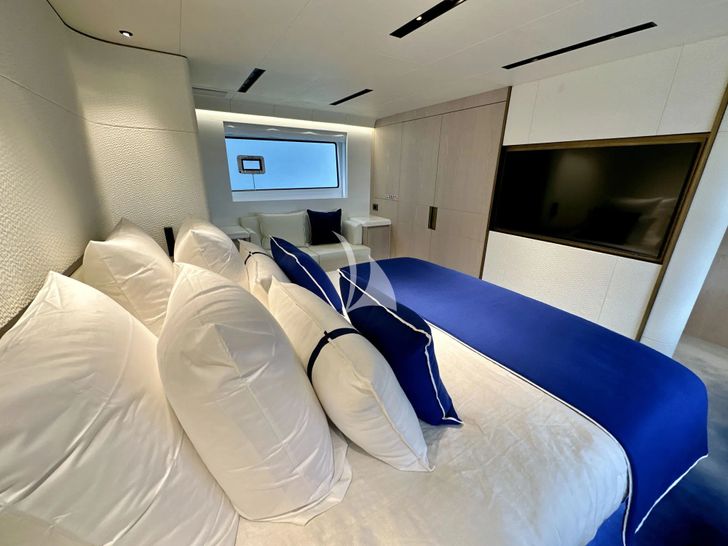 M7 Canados Gladiator 961 - master cabin bed with TV M7 Canados Gladiator 961 - master cabin bed with TV