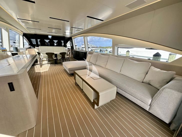 M7 Canados Gladiator 961 - saloon seating area and bar M7 Canados Gladiator 961 - saloon seating area and bar