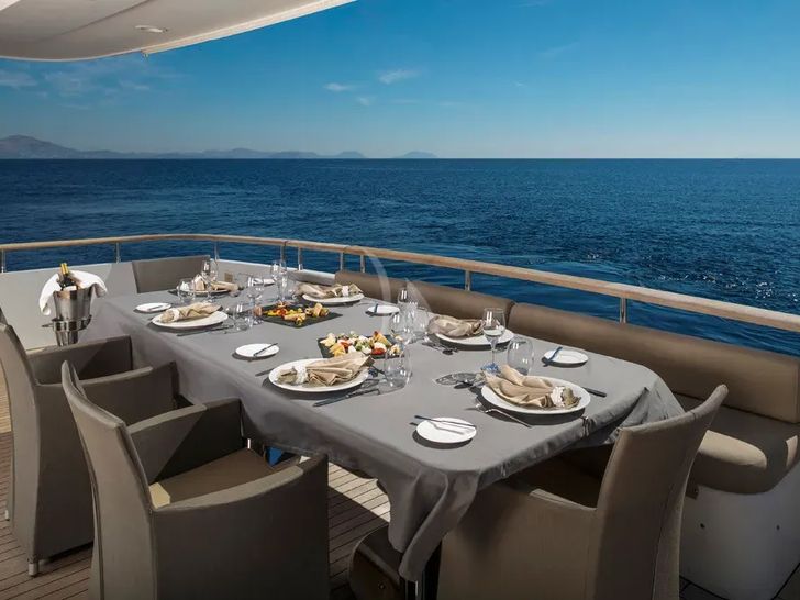 MABROUK Cantieri di Pisa Akhir 38 - aft deck dining MABROUK Cantieri di Pisa Akhir 38 - aft deck dining