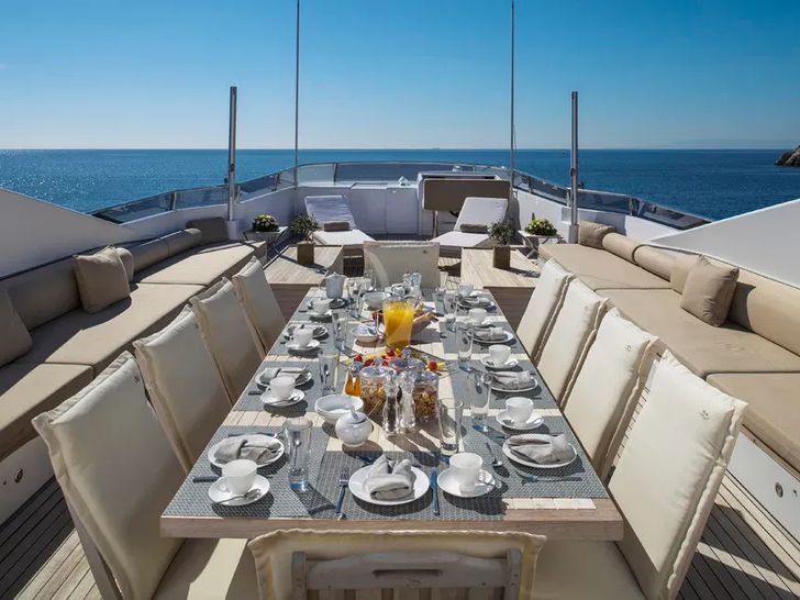 MABROUK Cantieri di Pisa Akhir 38 - flybridge dining MABROUK Cantieri di Pisa Akhir 38 - flybridge dining