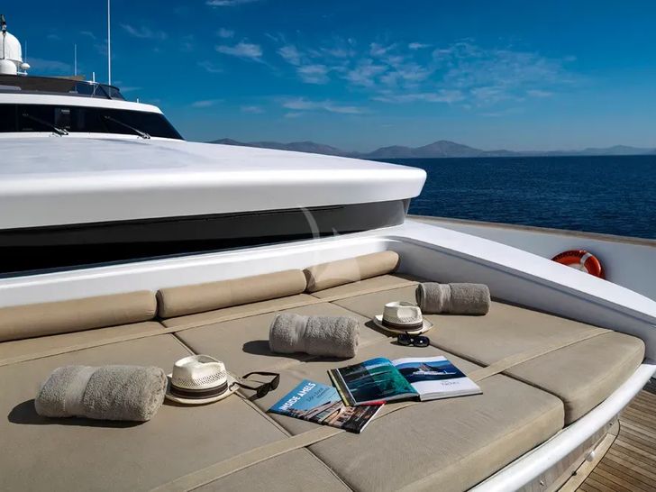 MABROUK Cantieri di Pisa Akhir 38 - foredeck bronzing area MABROUK Cantieri di Pisa Akhir 38 - foredeck bronzing area