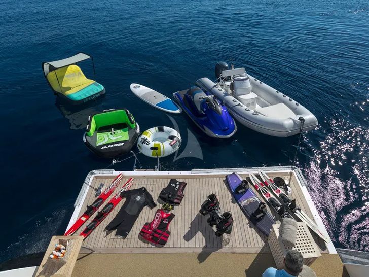 MABROUK Cantieri di Pisa Akhir 38 - water toys MABROUK Cantieri di Pisa Akhir 38 - water toys