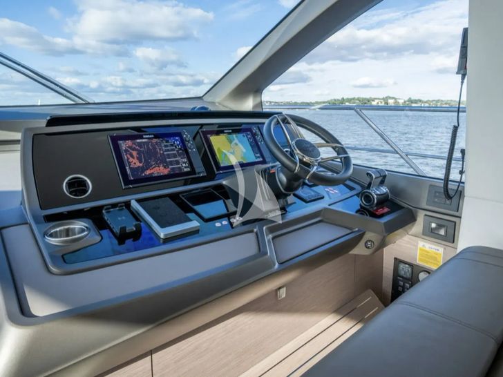 MACESAN Sunseeker Manhattan 68 - cockpit MACESAN Sunseeker Manhattan 68 - cockpit