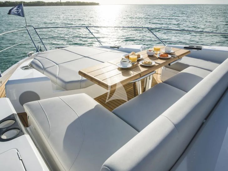 MACESAN Sunseeker Manhattan 68 - foredeck lounging and bronzing area MACESAN Sunseeker Manhattan 68 - foredeck lounging and bronzing area