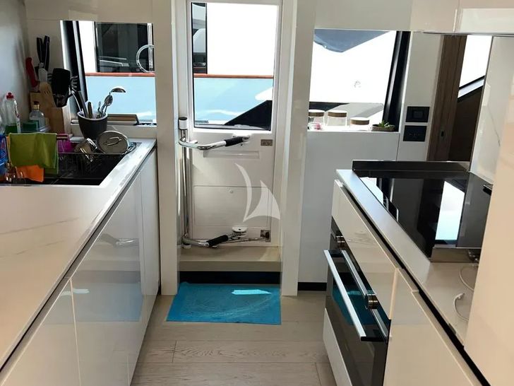 MADRA II Ferretti 920 - galley MADRA II Ferretti 920 - galley