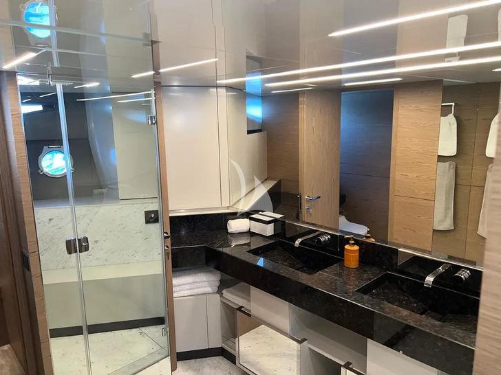 MADRA II Ferretti 920 - master cabin bathroom MADRA II Ferretti 920 - master cabin bathroom