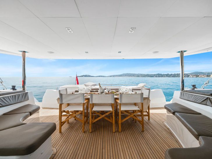 MAGEC Fountaine Pajot Victoria 67 aft deck MAGEC Fountaine Pajot Victoria 67 aft deck