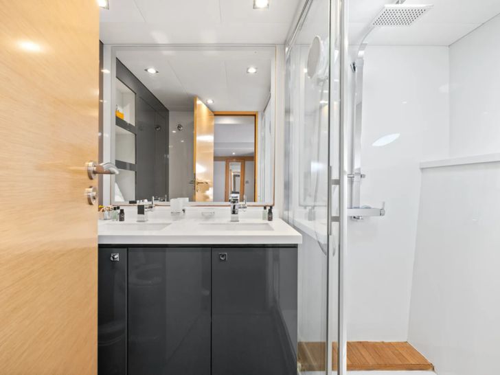 MAGEC Fountaine Pajot Victoria 67 master cabin bathroom MAGEC Fountaine Pajot Victoria 67 master cabin bathroom